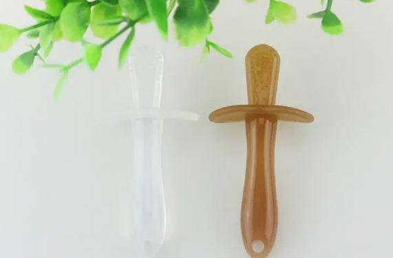 使用磨牙棒帮助宝宝缓解出牙的不适