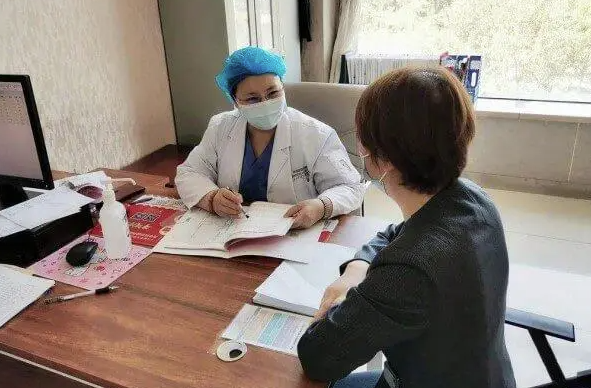 医生评估患者是否符合要求