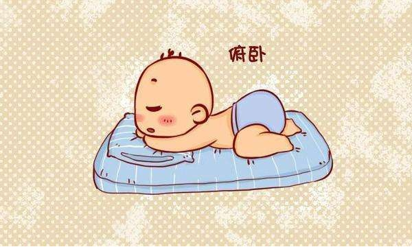 新生婴儿趴着姿势图