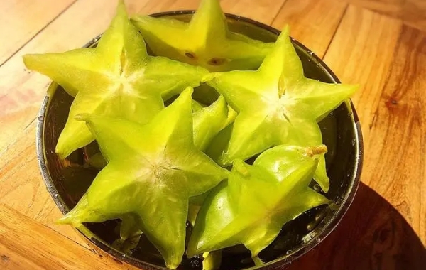 杨桃可以直接生吃也可以加入沙拉