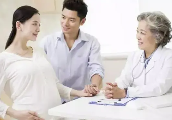 夫妻在试管怀孕后定期检查