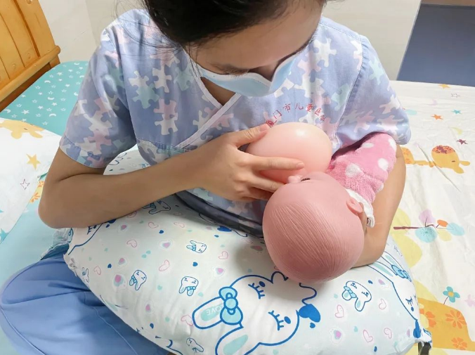 橄榄树哺乳可以减轻母亲乳房负担